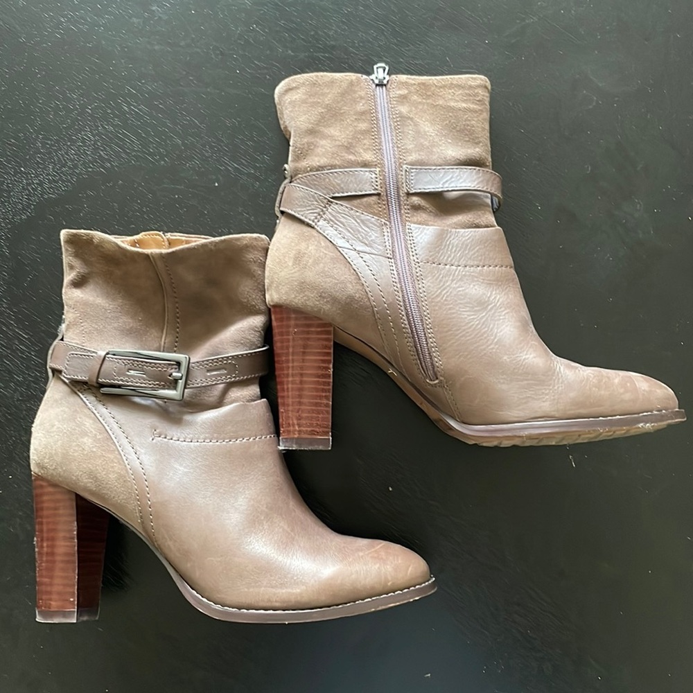 Clarks Brown 3.5” Heel Ankle Boots w Zippered Side Buckle Womens 8.5M